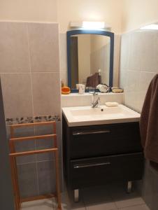 Et badeværelse på location T2 Cavalaire sur mer avec piscine