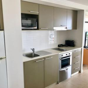 Dapur atau dapur kecil di 180˚ Water View Apartment - Simply Stunning