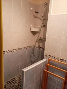 Et badeværelse på location T2 Cavalaire sur mer avec piscine