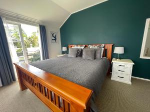 Un dormitorio con una cama grande y una ventana en Bavaria Boutique Hotel, en Auckland