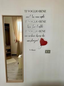 um espelho com um adesivo de coração na parede em Bilocale al mare em Rimini