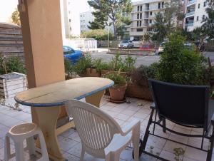 En balkon eller terrasse på location T2 Cavalaire sur mer avec piscine