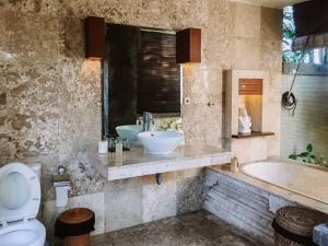 Bilik mandi di White Coral Villa Ungasan