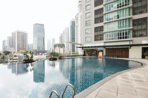una piscina en una ciudad con edificios altos en Kl Sentral 2bedroom Muji Family Suite #Netflix 8pax, en Kuala Lumpur