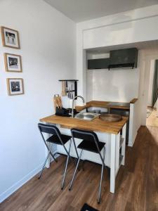 Μια τηλεόραση ή/και κέντρο ψυχαγωγίας στο Appartement au pied des plages ! +6 φωτογραφίες