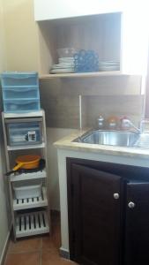 - une cuisine avec un évier et un comptoir dans l'établissement Casa Vacanza Trappeto Palermo 2, à Trappeto