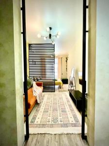 ein Wohnzimmer mit Sofa und Tisch in der Unterkunft Брутальная квартира ЖK Sport Sity LUX in Astana + 9 Fotos