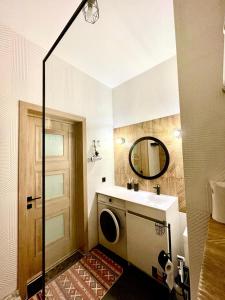 ein Badezimmer mit Waschmaschine und Waschbecken in der Unterkunft Брутальная квартира ЖK Sport Sity LUX in Astana