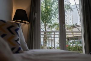 a bedroom with a bed and a window with a view at Confort hôtelier dans une prestigieuse résidence in Alger