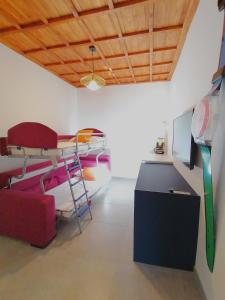 Habitación con literas, escritorio y TV. en Casa del Cigno, en Monterotondo