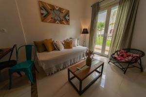 Schlafzimmer mit einem Bett, einem Tisch und Stühlen in der Unterkunft Confort hôtelier dans une prestigieuse résidence in Alger