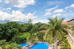 z powietrza widok na ośrodek z palmami w obiekcie Costa Rica Marriott Hotel Hacienda Belen w San José