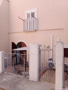 a building with a gate and a window at affittacamere prezioso in Gaeta