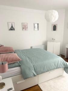 Un ou plusieurs lits dans un hébergement de l'établissement Maison chaleureuse proche Paris