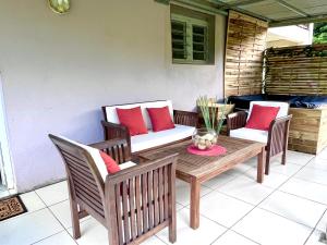 Posezení v ubytování Appartement Le Colibri avec jacuzzi + 16 fotografií