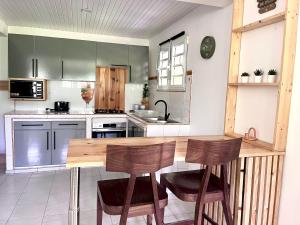Η κουζίνα ή μικρή κουζίνα στο Appartement Le Colibri avec jacuzzi
