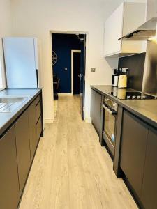 uma grande cozinha com piso em madeira num quarto em 4 Beds 3 Bath (2-ensuites) Free Parking 75Mbps em Stoke on Trent