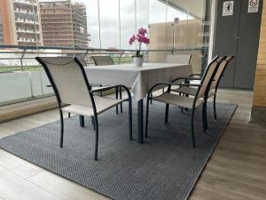 een witte tafel en stoelen in een kamer met een raam bij Mary's house in Rome