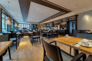 un restaurant avec des tables et des chaises en bois dans l'établissement Seehotel Zarrentin, à Zarrentin