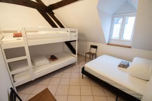 una camera da letto con due letti a castello e una finestra di Résidence Le Zola composé de 3 appartements distincts en Hyper Centre de Dijon avec WIFI a Digione