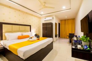 Hotel Fortune Hyderabad Airport Zone في حيدر أباد: غرفه فندقيه سرير كبير وتلفزيون