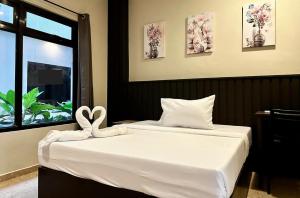 Postel nebo postele na pokoji v ubytování Rudolfo Suites + 14 fotografií
