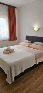 sypialnia z łóżkiem z dwoma ręcznikami w obiekcie Apartman Pida w Primošten