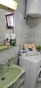 łazienka z umywalką i pralką w obiekcie Apartman Pida w Primošten