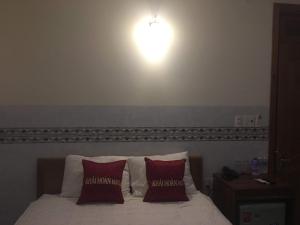 Un pat sau paturi într-o cameră la Khách sạn Khải Hoàn