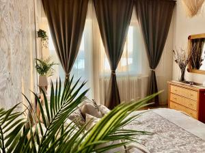 Un dormitorio con una cama con cortinas y una planta en Happy Days On The Lake!, en Viverone