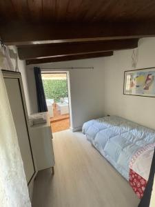 1 dormitorio con 1 cama en una habitación con ventana en La Zisa Holiday en Palermo