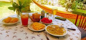 uma mesa coberta com pratos de alimentos e bebidas em Hermosa casa en barrio parque. em Mar del Plata