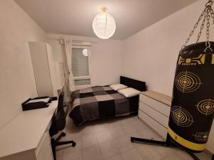 蒙佩利爾的住宿－Appartement T2 à Montpellier，一间卧室设有一张床,天花板上悬挂着冲浪板