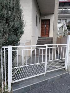 una cerca blanca frente a una casa en Stari Grad Apartment-free parking, en Sarajevo