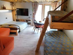 sypialnia z łóżkiem piętrowym i salon w obiekcie Stone Moor Lodge: Justin's Peak District Base Camp w mieście Stocksbridge