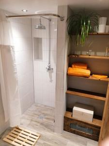 łazienka z prysznicem i ręcznikami w obiekcie Stone Moor Lodge: Justin's Peak District Base Camp w mieście Stocksbridge