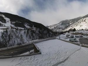 einen schneebedeckten Berg mit einer Straße im Vordergrund in der Unterkunft Soldeu Paradis Tarter Baix in El Tarter