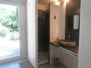 ein Badezimmer mit Waschbecken und Spiegel in der Unterkunft Hacienda, villaT4 de 110m2 proche de St Florent in Patrimonio + 12 Fotos