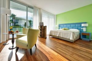 Postel nebo postele na pokoji v ubytování Eden Roc Marina Hotel