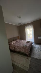 a bedroom with a bed and a window at Eden’s Apartament in Pogradec