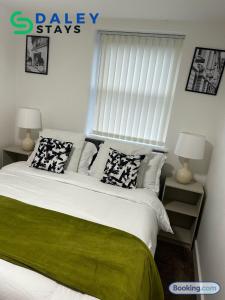 Postelja oz. postelje v sobi nastanitve Failsworth Luxury Apartment with Free Parking by Daley Stays