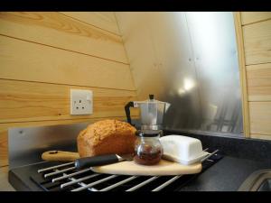 un pain et un mixeur sur un comptoir dans l'établissement South Kerry Glamping, à Cahersiveen