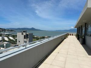 un balcón de un edificio con vistas al agua en Próximo dos melhores hotéis do centro, 2 quartos, portaria 24h, en Florianópolis