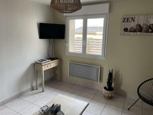 Telewizja i/lub zestaw kina domowego w obiekcie Gite l'escapade