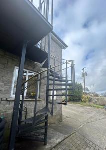 um conjunto de escadas ao lado de um edifício em Tara Vista Apartment em Navan