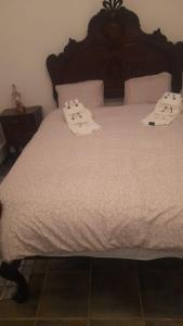 uma cama com duas toalhas brancas em cima em Monte Santiago em Fronteira