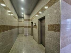 un pasillo con una fila de ascensores en un edificio en Fontain apartment, en Baku