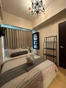 Postel nebo postele na pokoji v ubytování Condo in BGC near Grand Hyatt