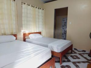 Puerto NariñoにあるHostal Beruのベッド2台が備わる部屋