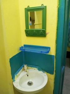uma casa de banho com um lavatório e um espelho em SPG HOLIDAY em kolkata